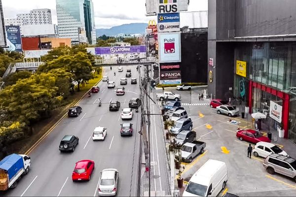 Pantalla PubliLED para Russ Mall, fabricada e instalada por Corpotek